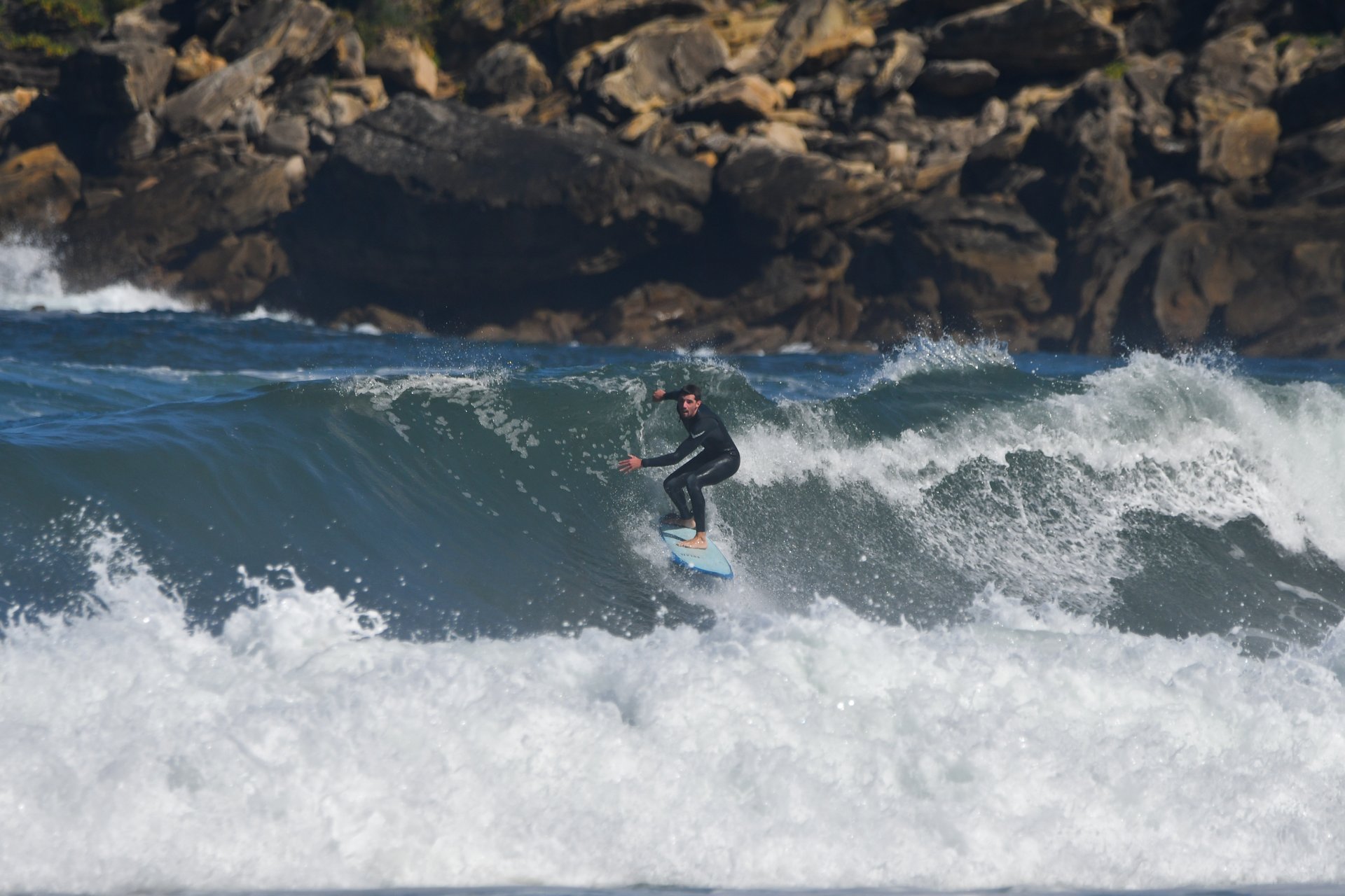 Un surfista en una ola de la Zurriola, la playa que queda a dos minutos de la tienda.
